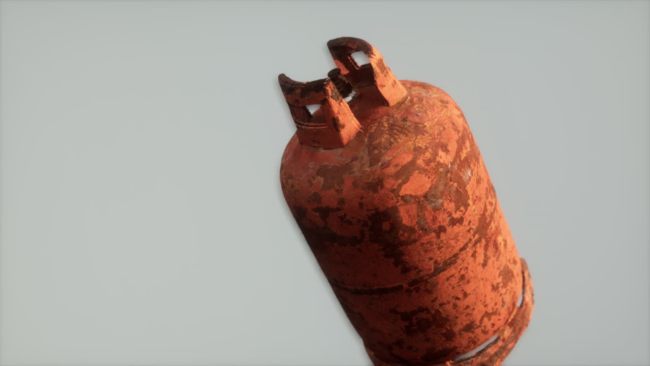 pericolo vecchio contenitore di gas arrugginito
