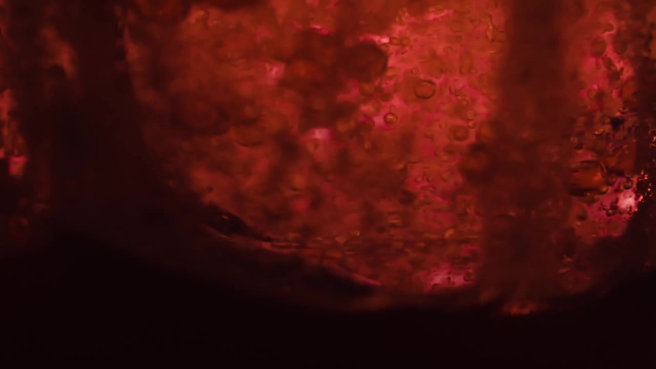 movimiento lento de alta velocidad del aceite que fluye en burbujas de agua se eleva lentamente hacia arriba