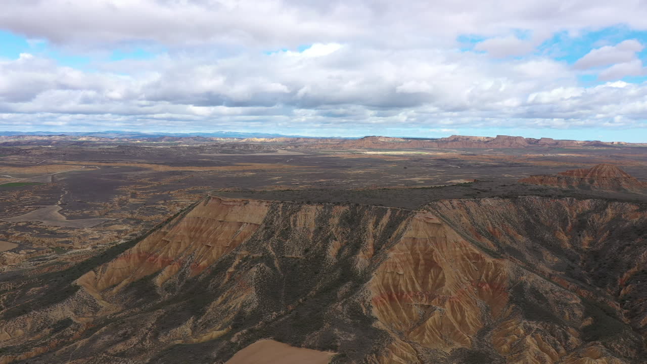 región semi-desértica natural tierras malas bardenas reales españa suelo arcilloso de tiza