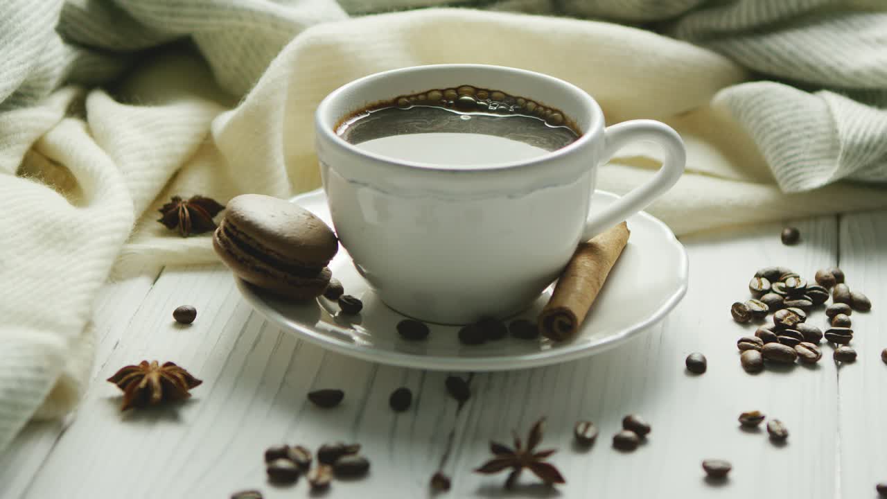 향신료와 마카롱을 곁들인 커피 한 잔