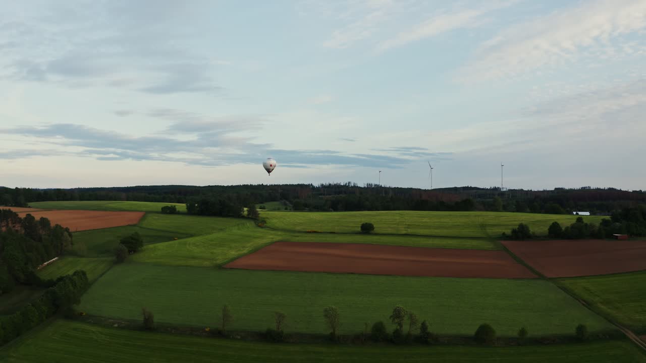 은 언덕과 농경지 위의 열기 풍선