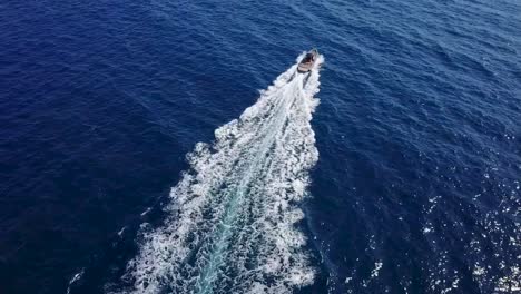 Fliegen-Mit-Einem-Boot-Auf-Dem-Blauen-Ozean