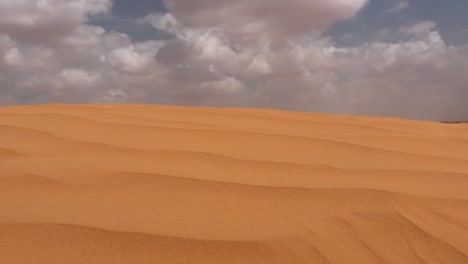 Nubes-Sobre-Las-Dunas-Del-Desierto-Del-Sahara.-Metraje-De-Mano