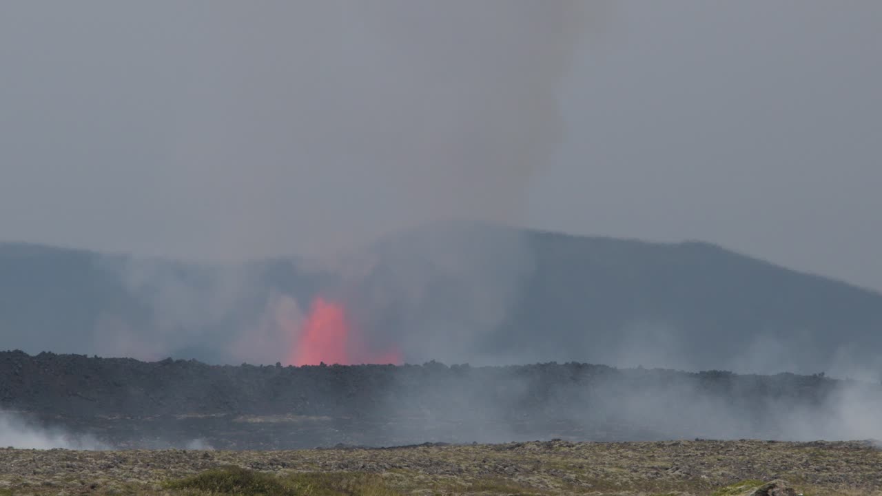 은 하늘에서 아래로 기울어져 아이슬란드의 sundhnúkur 분화구에서 분화하는 grindavík 화산이 나타납니다.