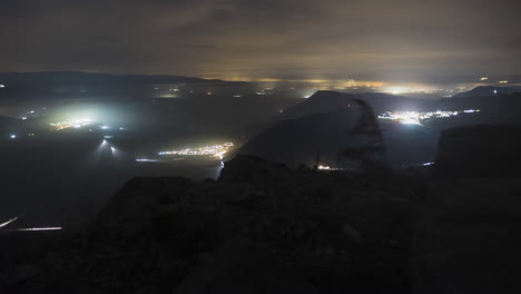 timelapse ciudad luces noche desde arriba en montaña kaimaktsalan grecia