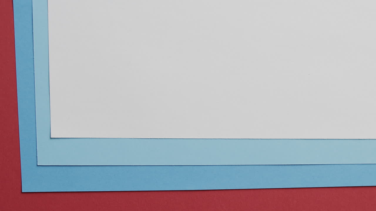 близкое изображение пустых и синих карт на красном фоне с копировальным пространством в замедленном движении