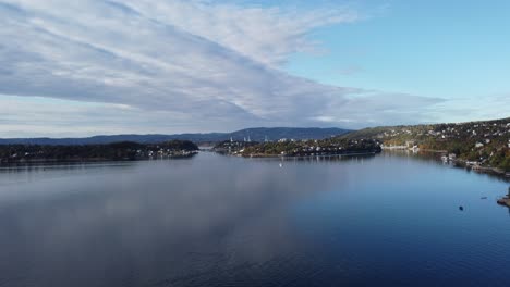 it is an aerial view of the city of oslo, norway, you can see the sea of the oslo fjord, many typical nordic houses