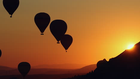 Paseos-En-Globo-Aerostático-Por-La-Mañana-Temprano-Sobre-Las-Montañas-En-El-Valle-Del-Amor-En-Capadocia,-Turquía