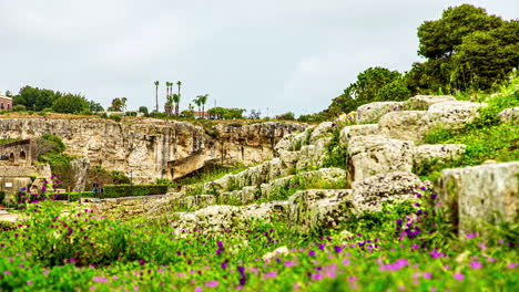 고대 동굴의 집은 이탈리아의 바리 (bari) 의 포글리아 (puglia) 의 그라비나 (gravina) 의 협곡 벽에 있습니다.