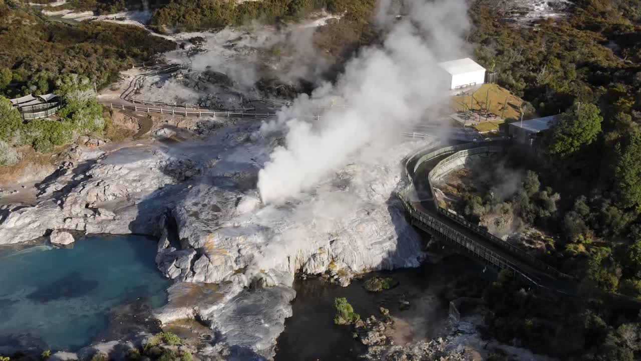 Pemandangan udara yang indah dari Geyser Pohutu yang mengepul di Desa Maori Whakarewarewa, sebuah atraksi wisata.