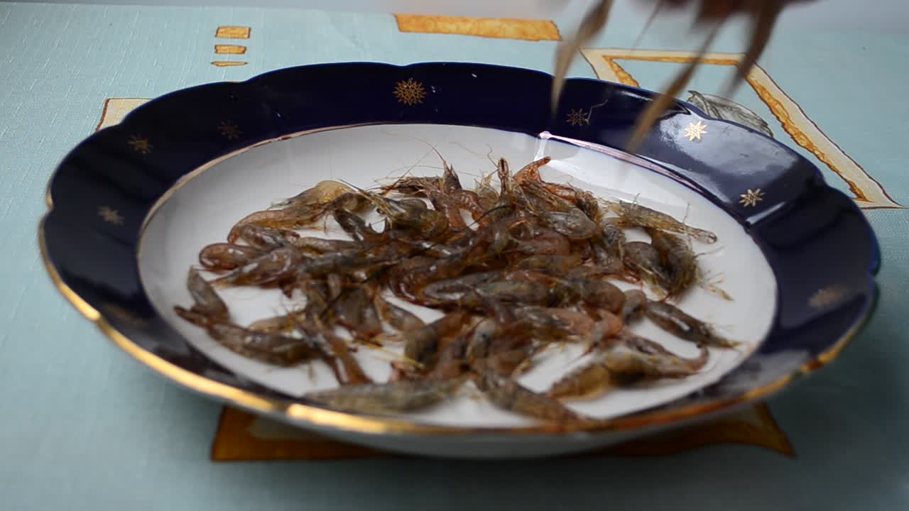 Gamberetti vivi su un piatto. Gamberetti vivi