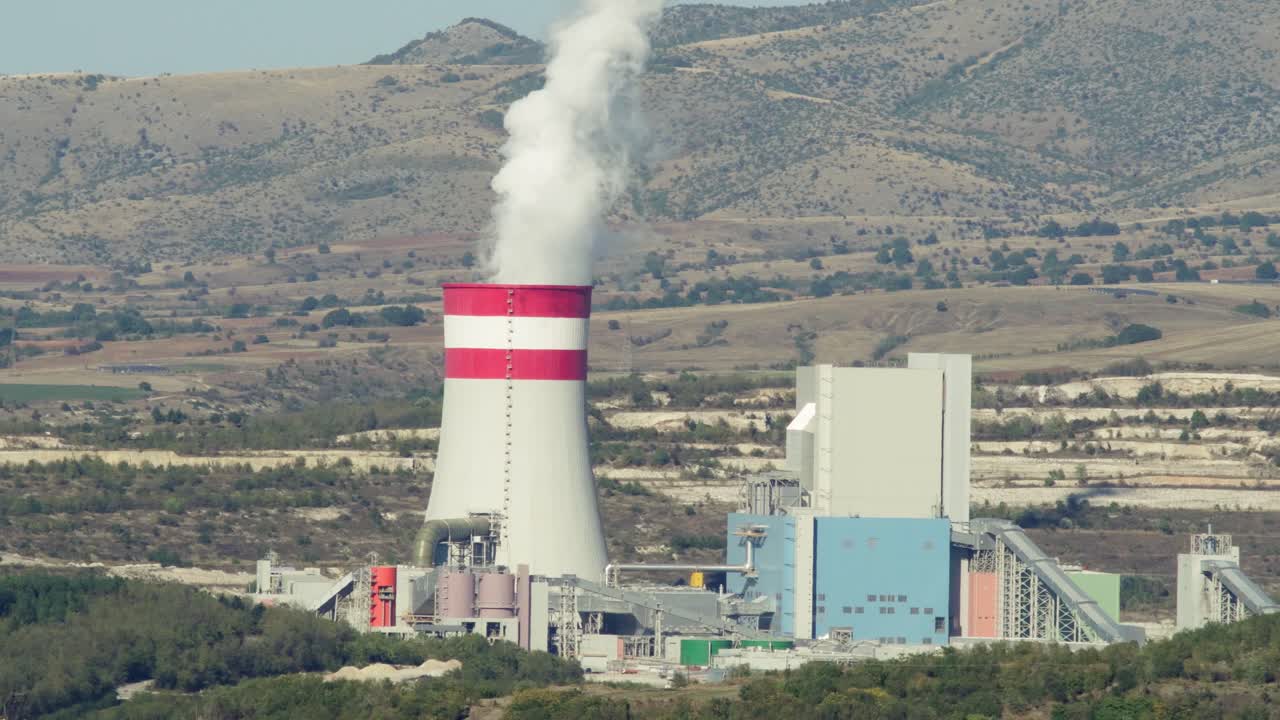 central eléctrica de carbón planta de humo chimenea de vapor día soleado cielo despejado telefoto