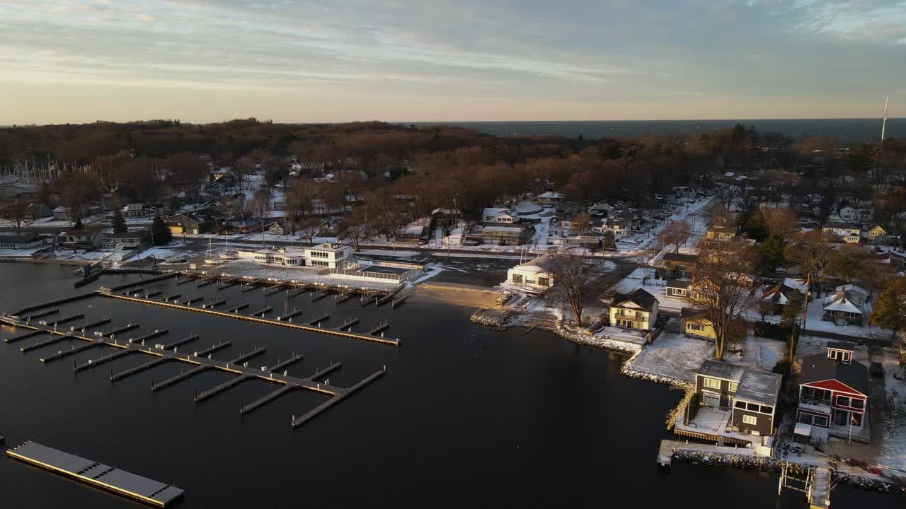 sol de invierno saliendo sobre los muelles vacíos en el lago muskegon a finales de noviembre