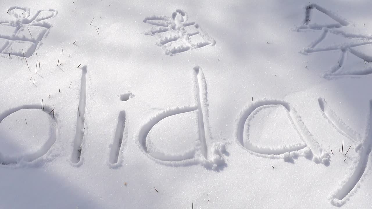 Inscriptie van feestdagen in de sneeuw. Opname in de winter