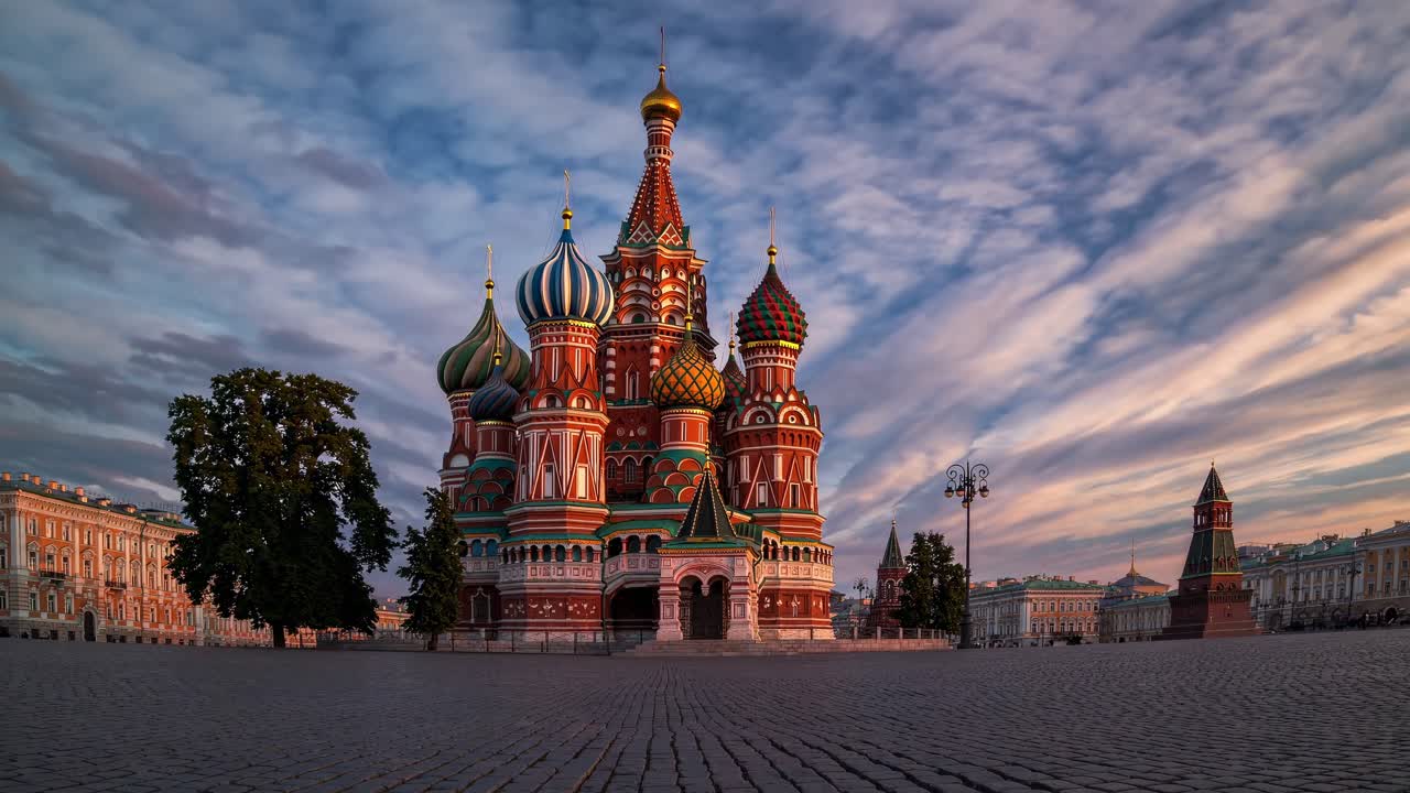 Prise de vue grand angle d’une cathédrale colorée et ornée sous un ciel dynamique, ressemblant à une vidéo en accéléré