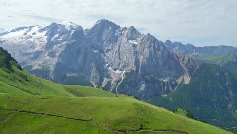 Montaña-Civetta-Desde-El-Camino-Viel-Del-Pan-En-El-Conjunto-Montañoso-Del-Padón