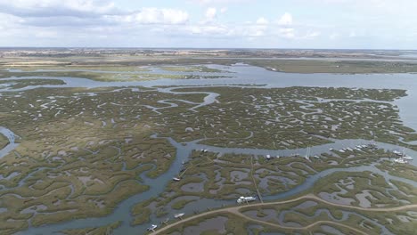 Panorámica-Aérea-De-Izquierda-A-Derecha-Sobre-El-Puerto-Deportivo-De-Tollesbury