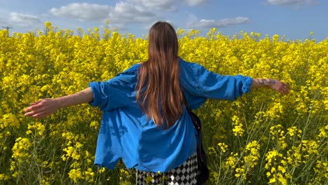 Mujer-Joven-Abraza-Campo-De-Floración-De-Flores-Amarillas-De-Canola