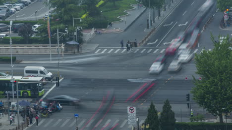 Timelapse-De-Una-Concurrida-Intersección-Durante-La-Hora-Pico-En-El-Distrito-Financiero-De-Beijing,-China