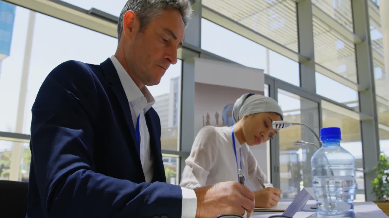 비즈니스 세미나 에 참석 하는 사업가 들 4k