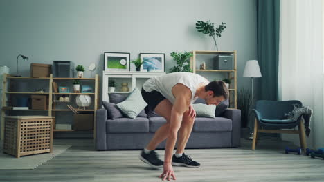 hombre estirándose en casa