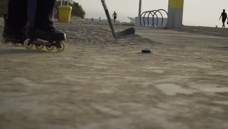 jugador de hockey en línea entrenando en la playa