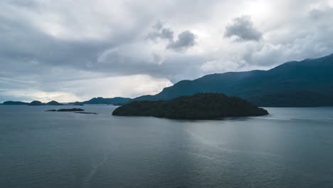 Hyperlapse-Luftfahrzeug-Rechts-Der-Insel-Las-Cabras-In-Hualaihue,-Südchile