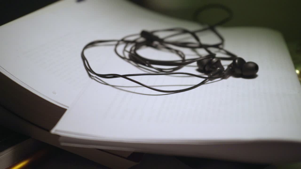 테이블 위에 있는 헤드폰