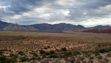 panorama de roca roja bajo un espectacular cielo azul oscuro