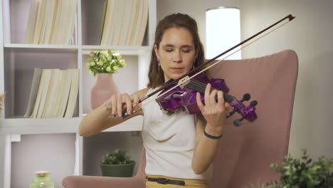 Talentosa-Joven-Violinista-Tocando-El-Violín.-Espíritu-Musical.