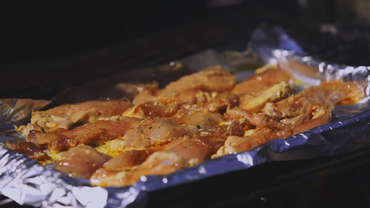 살짝 탄 장작더미 위에서 고기를 굽고 있는 오후의 스탠딩 영상