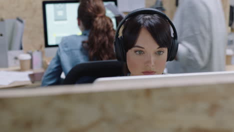 business-women-meeting-brainstorming-team-leader-woman-sharing-creative-ideas-with-colleagues-using-computer-technology-pointing-at-screen-discussing-strategy-working-together-in-office-workplace