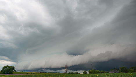 Eine-Schelfwolke-Rollt-über-Den-Norden-Von-Illinois