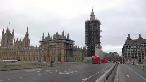 Toma-Estática-Del-Big-Ben-Rodeado-De-Andamios,-Palacio-Del-Parlamento-Y-Autobuses-De-Dos-Pisos