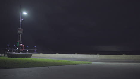 Las-Olas-Rompen-En-El-Paseo-Marítimo-Por-La-Noche