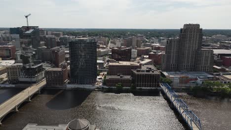 Grand-Rapids,-Michigan-Skyline-Drohnenvideo-Im-Sommer