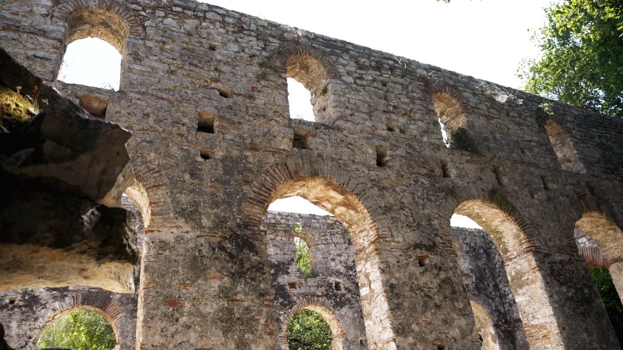 butrint, albania, una vista de un fragmento de la pared en ruinas de un antiguo templo en un día soleado