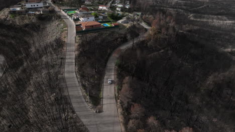 vehículo que ingresa al área de incendios forestales de una pequeña ciudad en el pont de vilomara, españa - toma aérea de drones