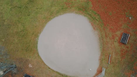 Giro-Aéreo-Sobre-Un-Montículo-De-Béisbol-En-Un-Parque-Local