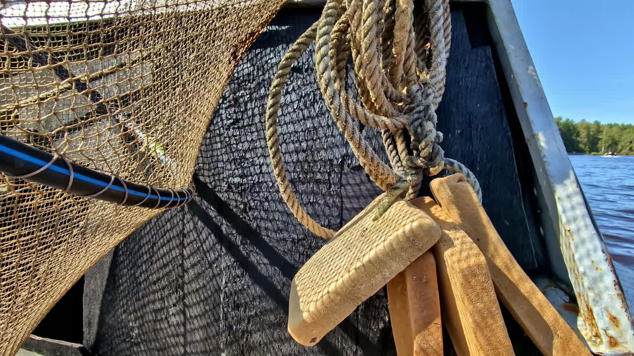 목조 보트 안 의 시망 과 로프, 가까운 시각