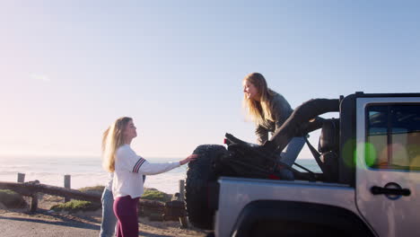 tres jóvenes amigas adultas descargando mochilas de un coche