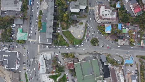 vista aérea verticalmente hacia abajo del tráfico en una intersección con semáforos