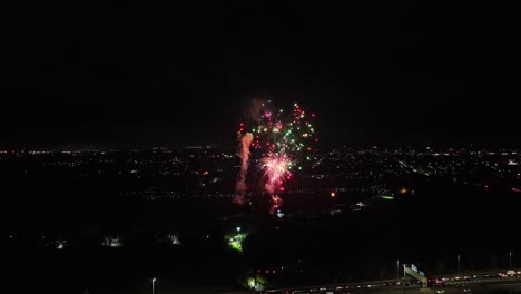 Toma-Aérea-De-Un-Evento-De-Fuegos-Artificiales-En-La-Noche-De-La-Hoguera-En-Escocia