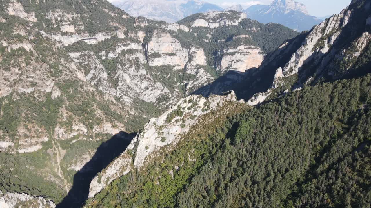 vistas aéreas de una cordillera con un valle en los pirineos españoles, cerca de huesca