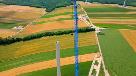 Construcción-De-Molinos-De-Viento-Con-Grúa-En-Austria---Toma-Aérea-De-Drones