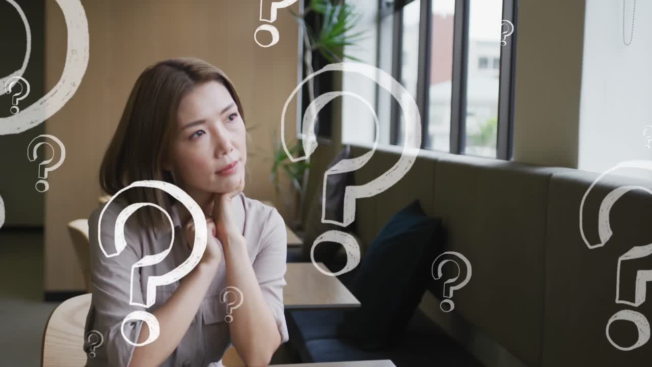 아시아 사업가 여성의 사고에 대한 질문표의 애니메이션