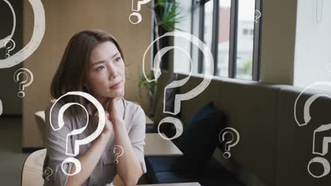 animación de signos de interrogación sobre el pensamiento de la mujer de negocios asiática