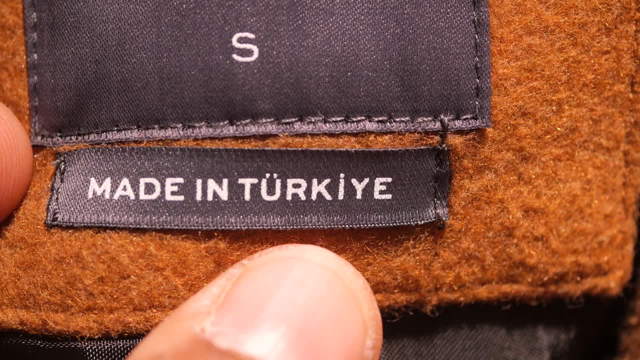 "터키에서 만들어진"과 "s" 크기의 옷 라벨의 클로즈업