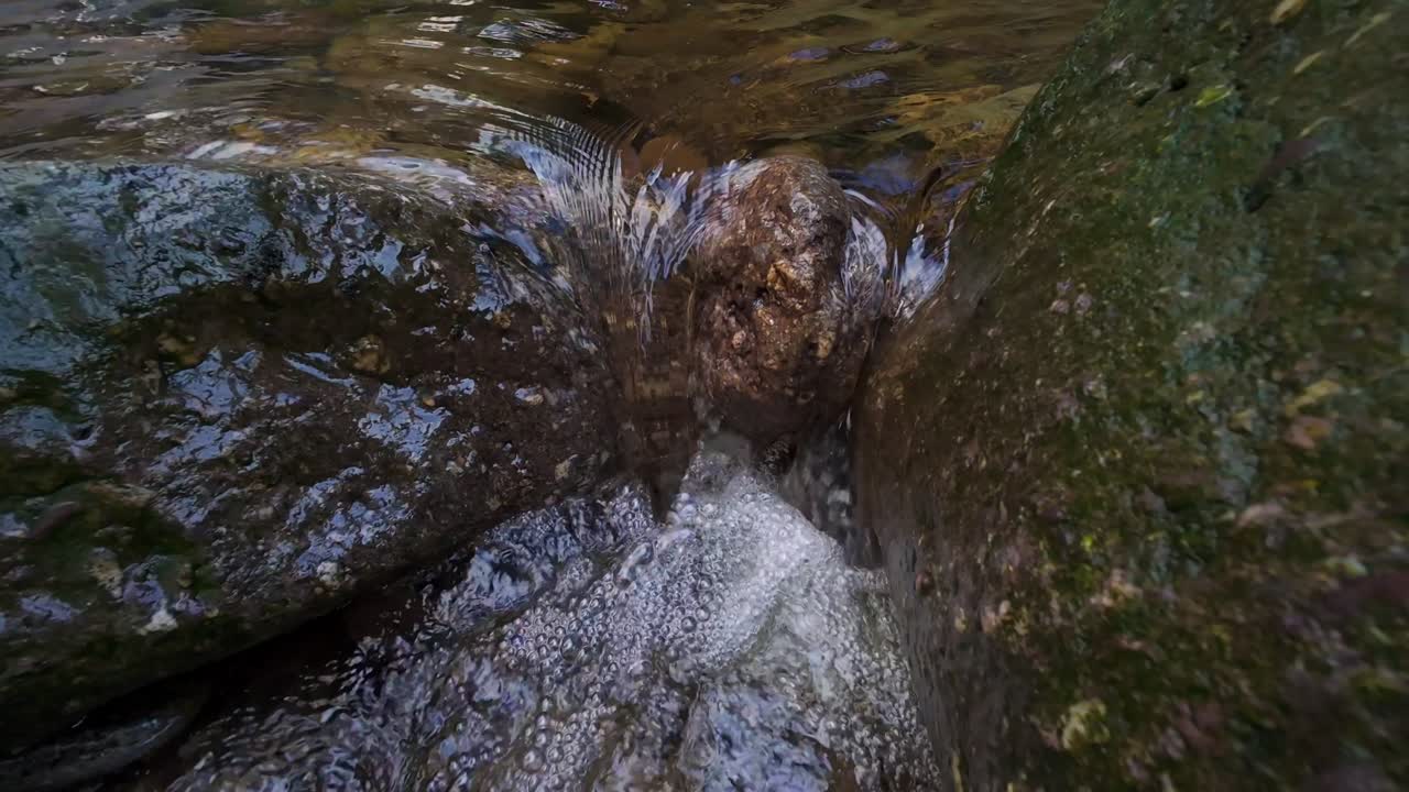 cascata a rallentatore in da piscina di roccia e bolle