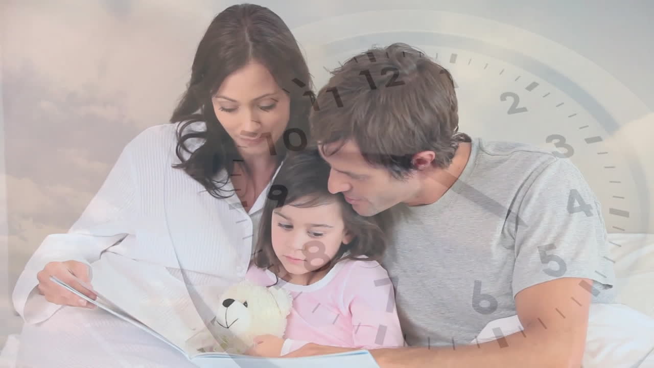 침대에서 함께 책을 읽고, 배경에 시계 애니메이션이 있는 가족